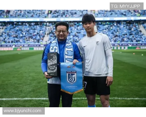 大爷喷足球引发热议网友纷纷点赞其幽默与激情 大爷喷足球引发热议网友纷纷点赞其幽默与激情