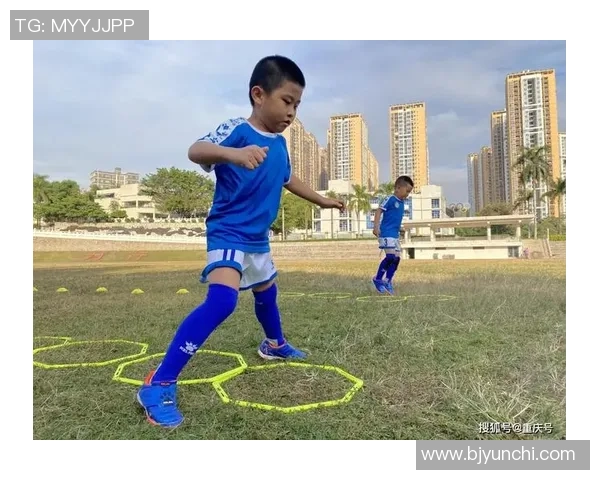 弯腰颠足球的技巧与乐趣探索让你在球场上尽显风采与魅力